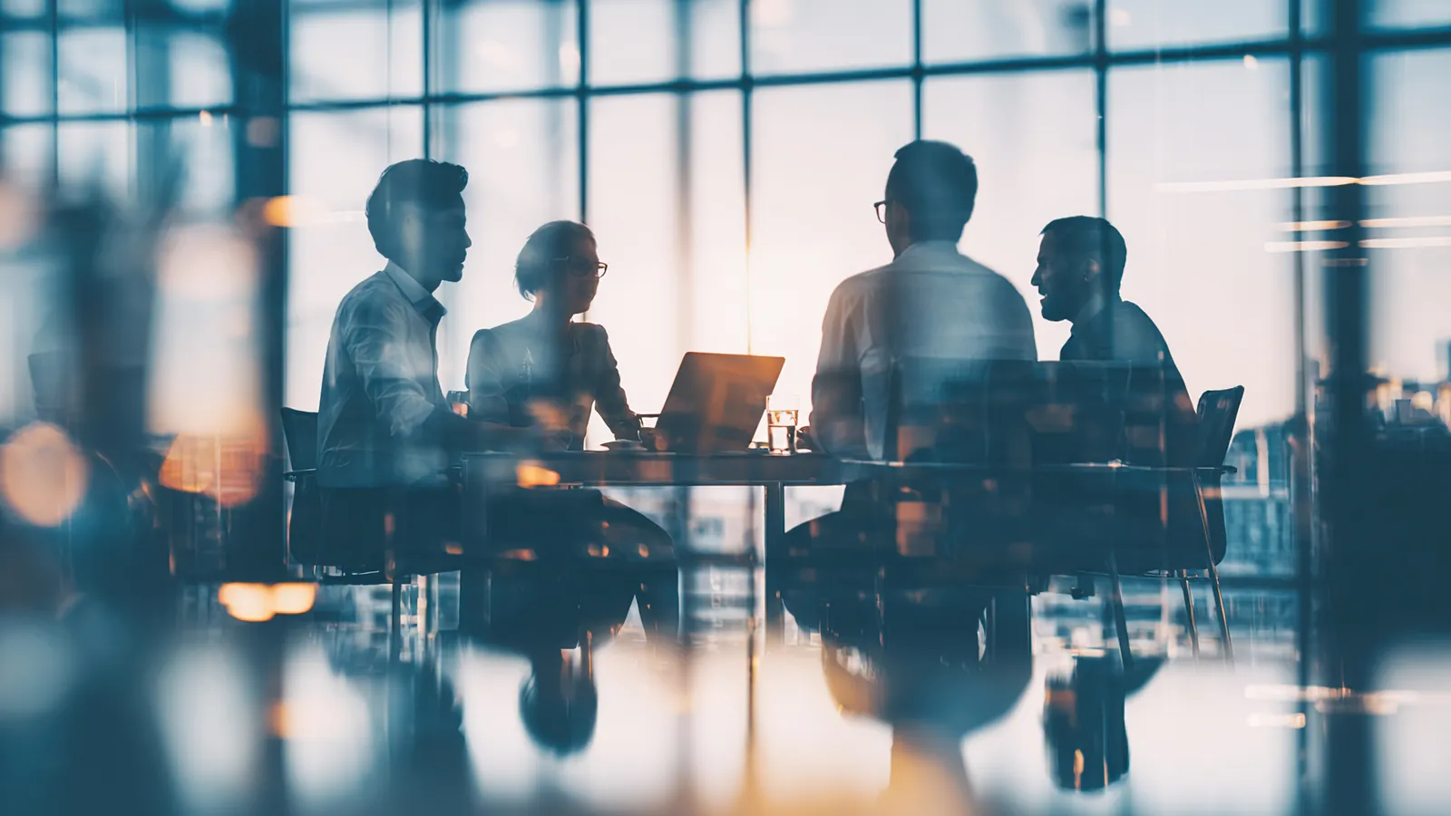 Empresários em momento de networking e conversa estratégica